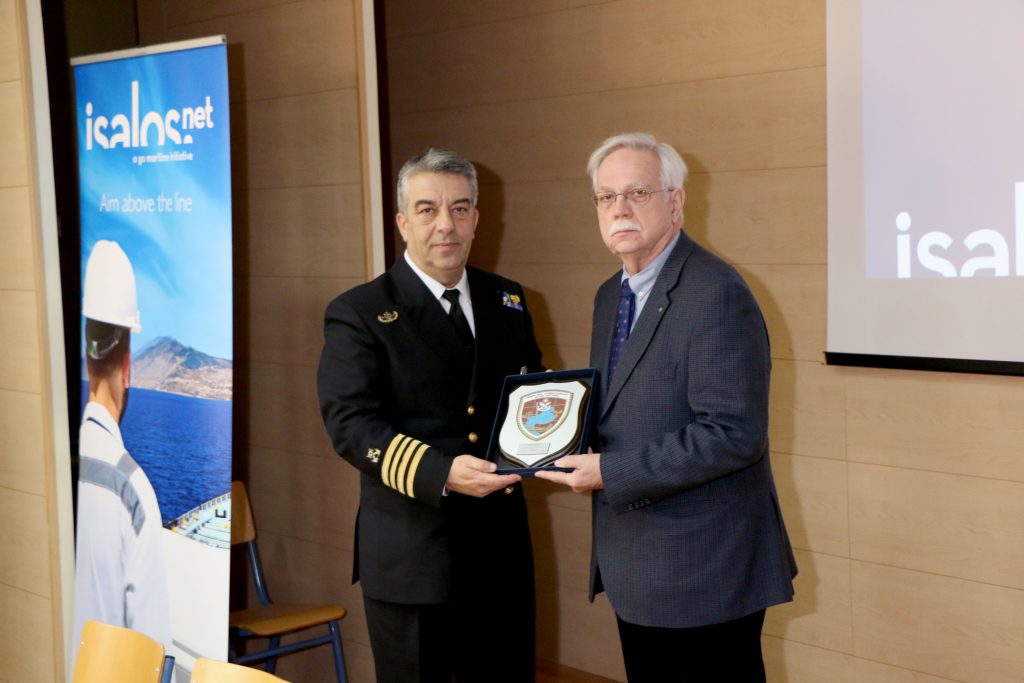 Ο δρ. Κωνσταντίνος Λιώτσιος παραλαμβάνει το θυρεό της ΑΕΝ Μακεδονίας για τη σημαντική πολυετή συμβολή του στην Ακαδημία