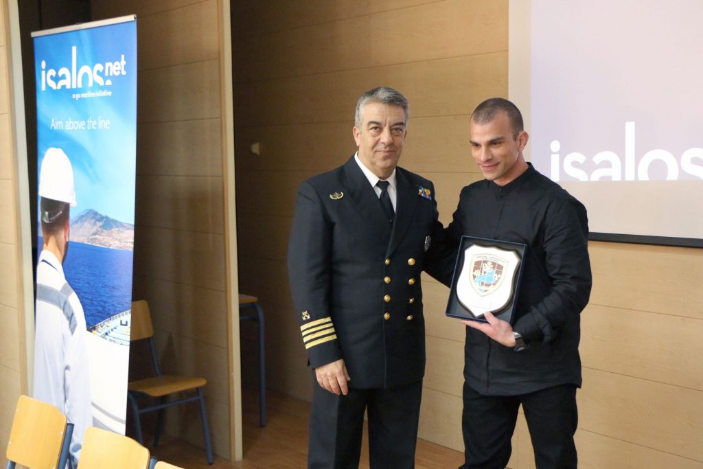 Ο σπουδαστής ΣΤ' εξαμήνου Ιωάννης Τσακιρίδης παραλαμβάνει το θυρεό της Ακαδημίας για την ανιδιοτελή προσφορά του