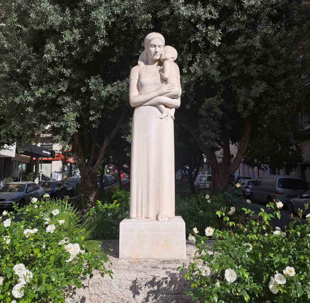 Το Άγαλμα της Μητέρας στον Πειραιά